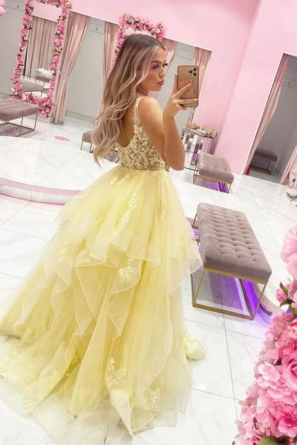 Vestido de fiesta largo amarillo de corte princesa con apliques